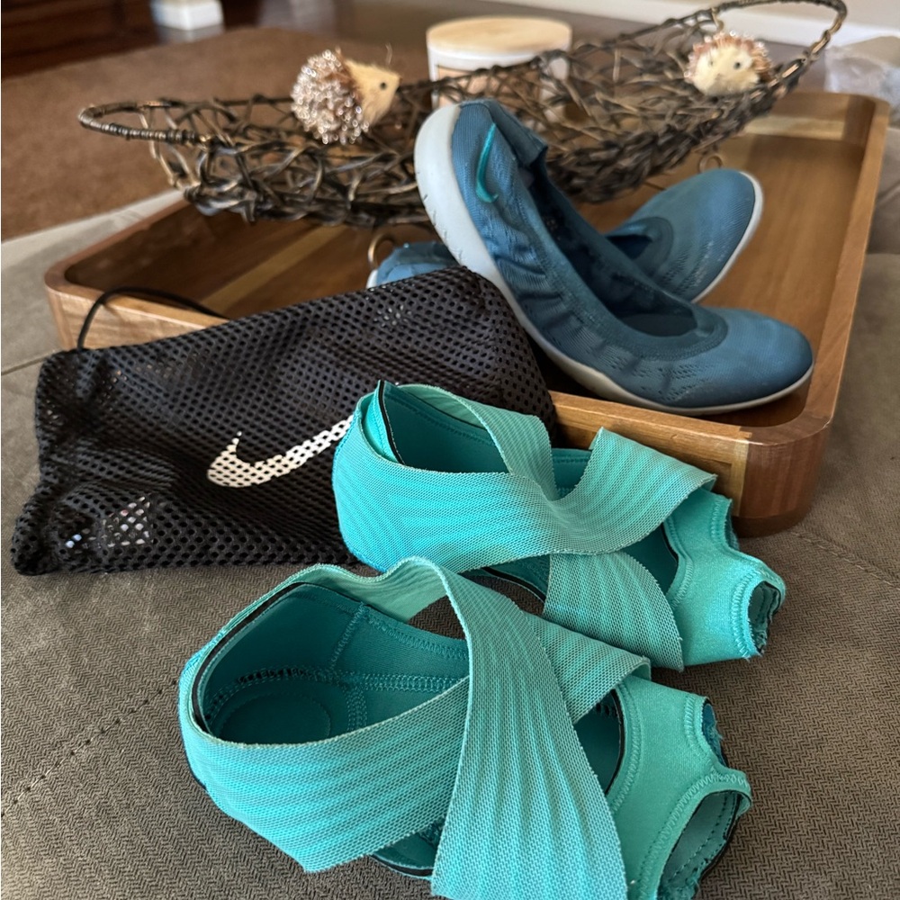 Nike Teal Yoga Ballet flats with Black Mesh Pouch